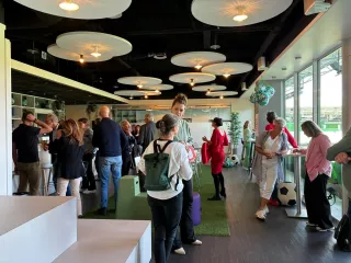 Een overzichtsfoto van een zaal in het stadion van FC Groningen met mensen